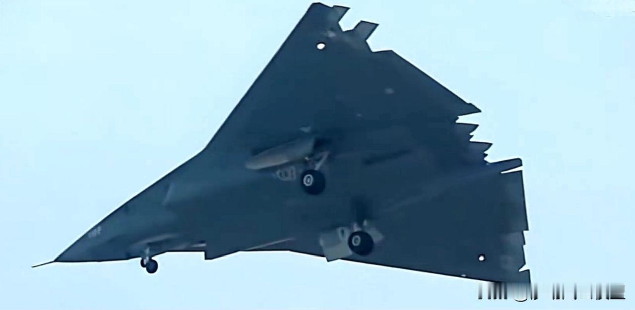 成飞六代机J-36再度出现试飞画面,也不清楚这是第几号机。空速管、起落架、柔性蒙