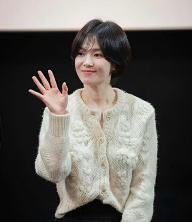 43岁宋慧乔剪了短发大回春！