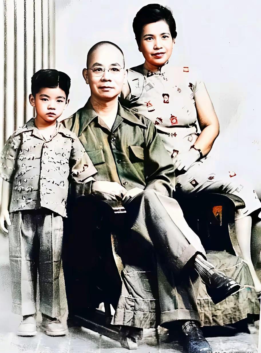 曾黎没整容，没磨皮，就靠一张脸，把78年前的吴太太给“喊回来了”。她颧骨上的那