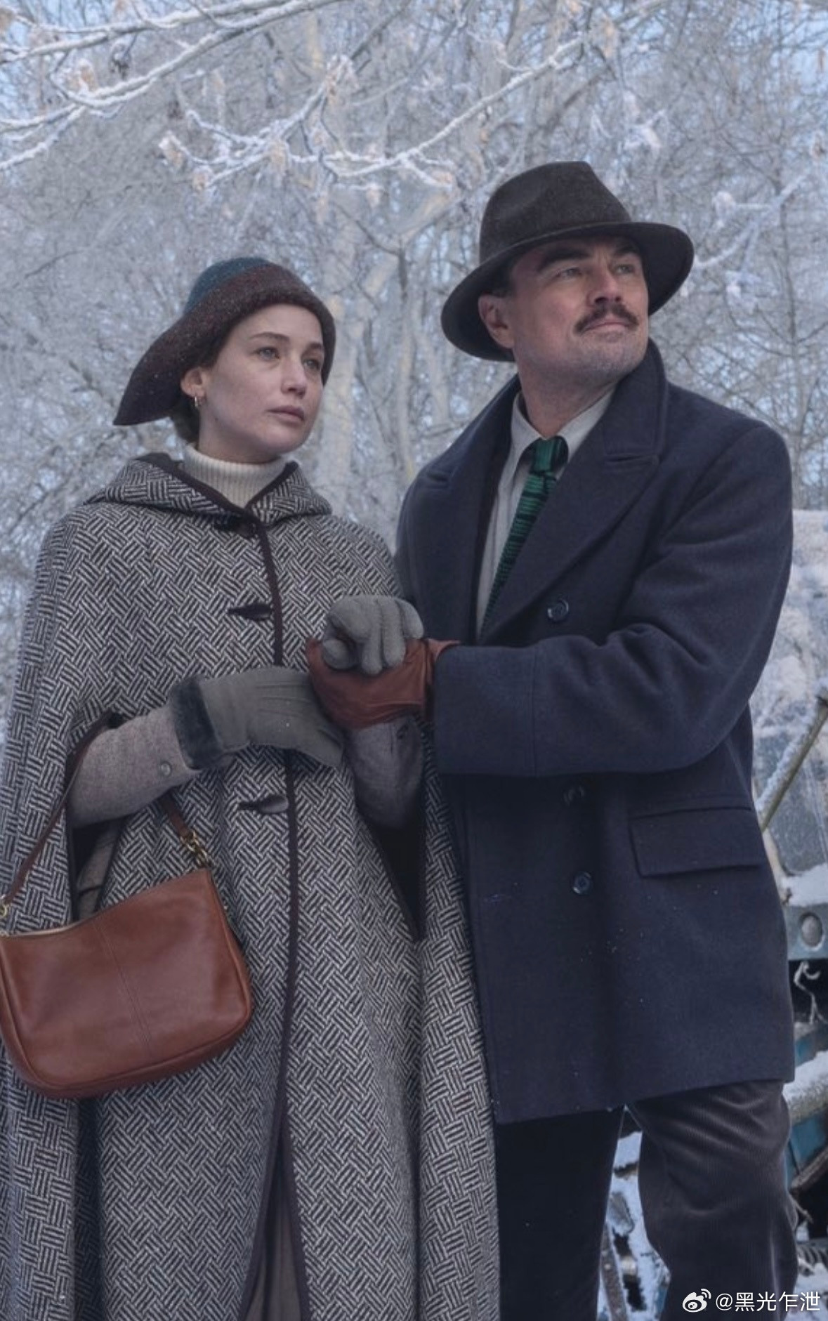 马丁·斯科塞斯惊悚悬疑新作《夜的真相》发布首张剧照。莱昂纳多·迪卡普里奥、詹妮弗