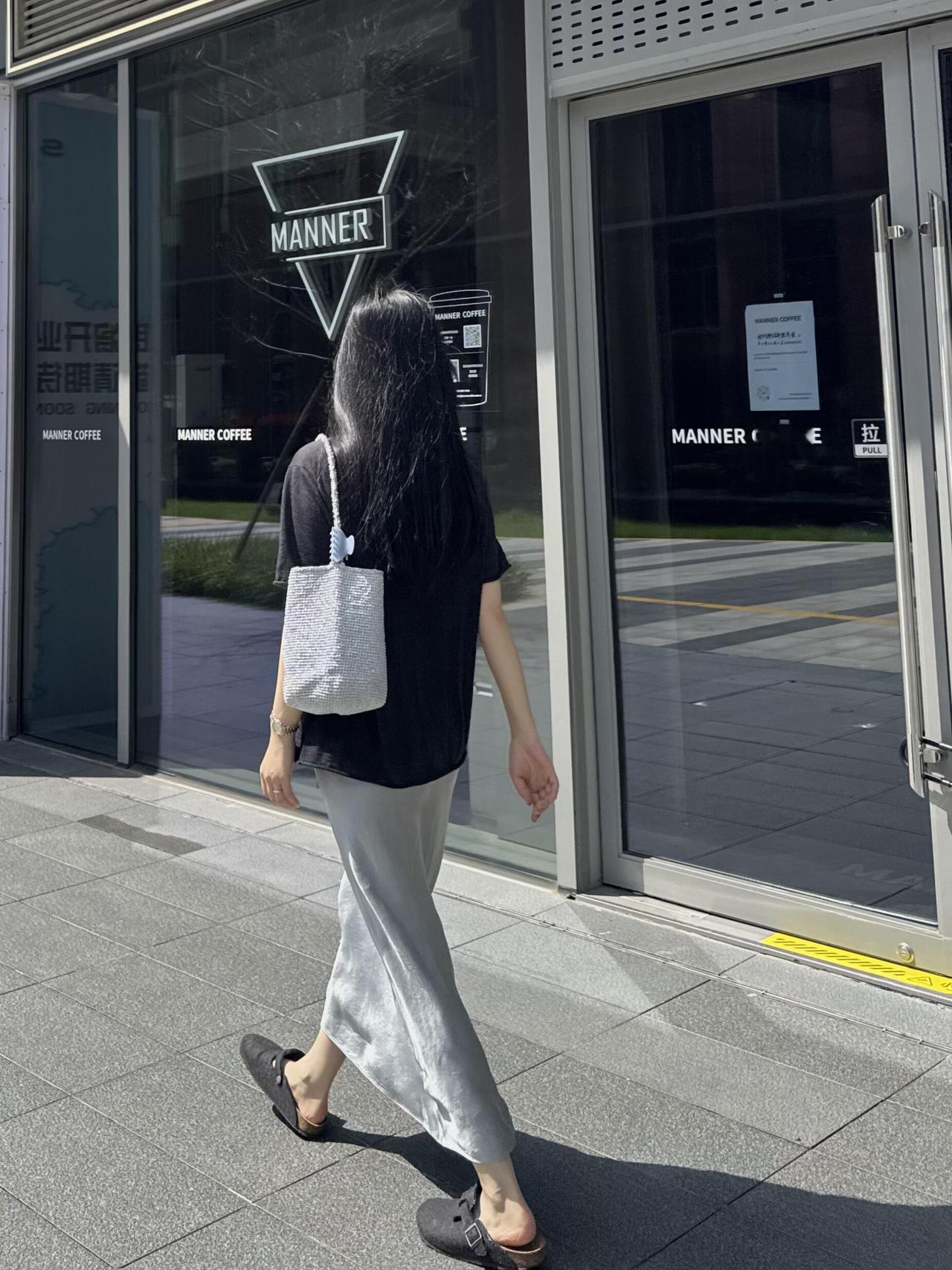 又到了穿缎面裙的季节，这样打扮简约气质超优雅！松弛感黑T搭配垂坠银灰色缎面长裙