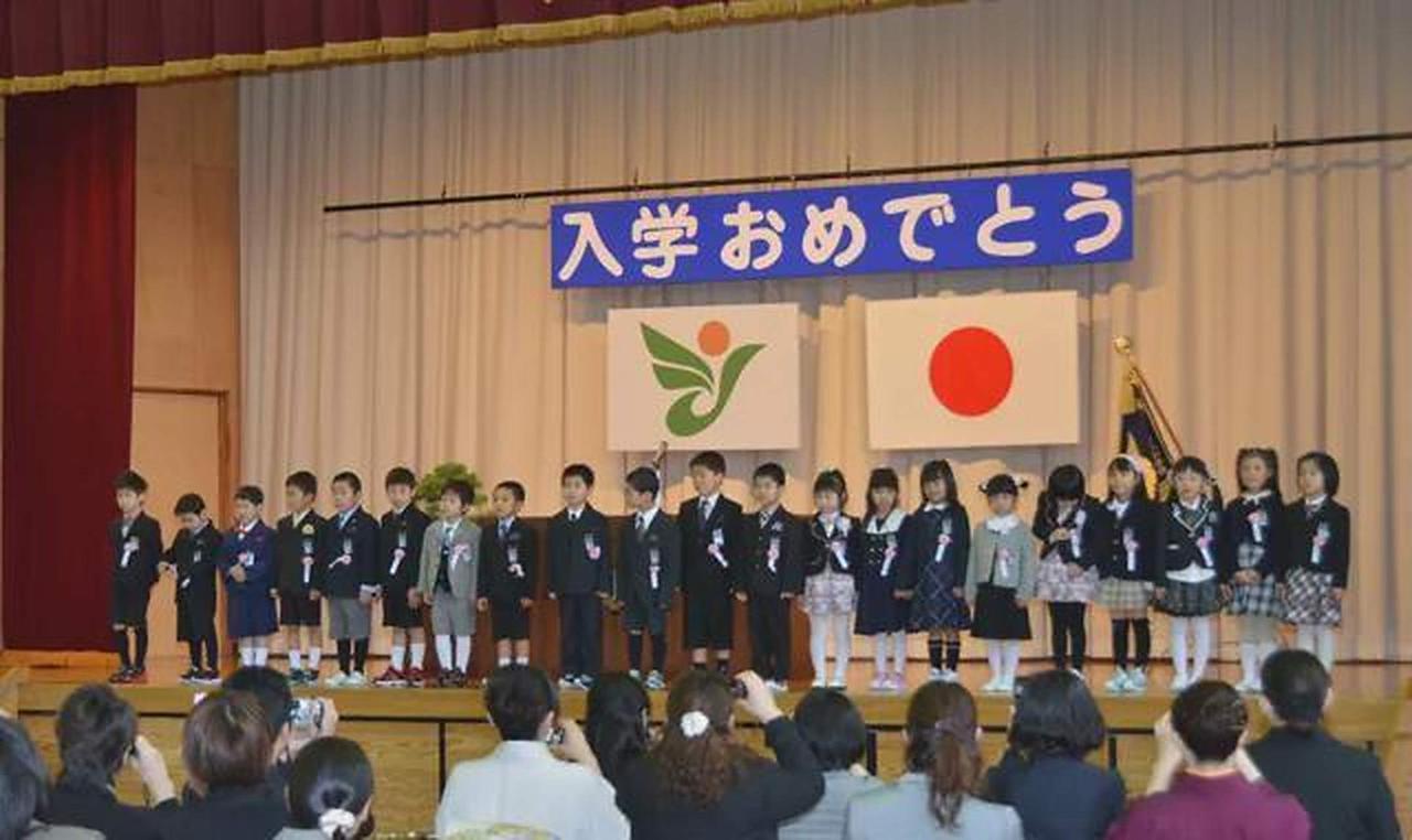 日本人在中国办了那么多学校，培养了各行各业的人才，中日两国都属有着相似的面孔，为