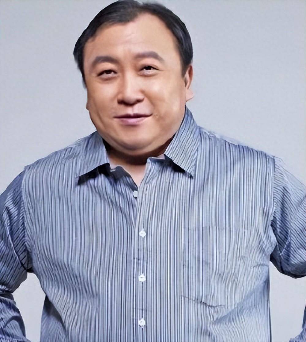 王晶父亲去世后，按遗嘱王晶能拿一半遗产，剩下才归4个妹妹。他倒好，直接让律师分成