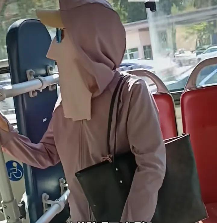 公交车上的一幕，看得我心里直犯嘀咕。一位姑娘，面罩、墨镜、双层帽子，把自己裹得密