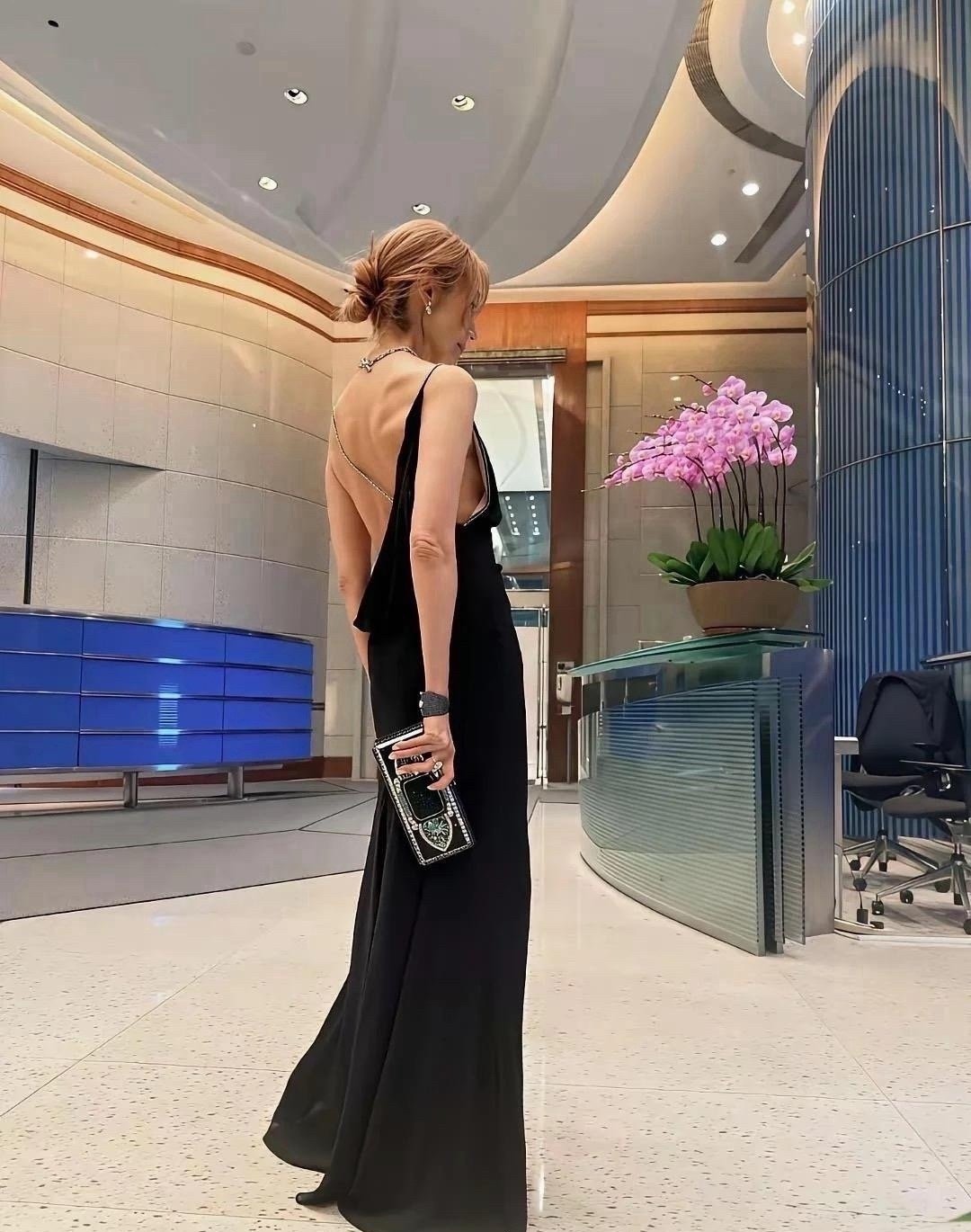 李嘉欣这个年纪穿点遮肉的衣服很困难吗​​​