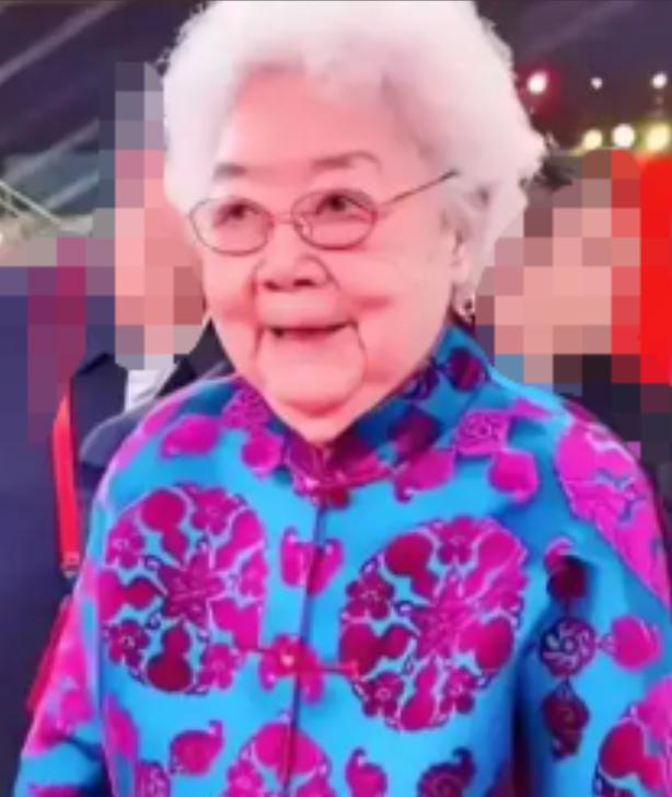 正军级离休干部田华，每月享受3万多元月薪，如今已98岁，每月却只肯拿出1000元