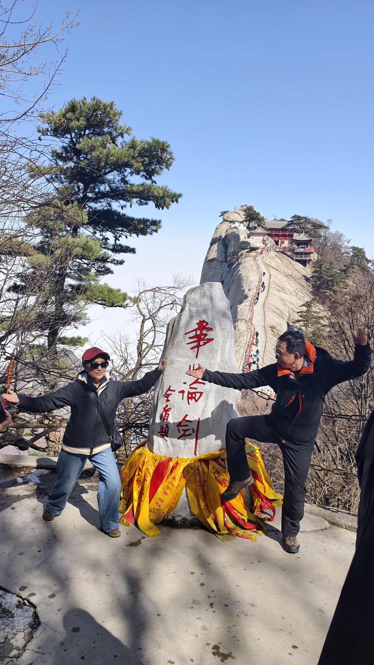 今天登华山，坐索道西上北下，爬了西、南、东、中、北五座山峰，用时7个小时，上山还