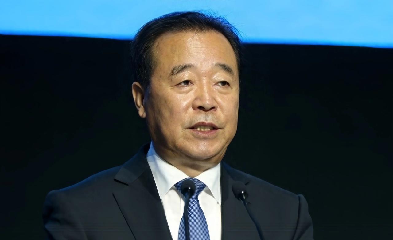 退休高官全家失联，铁塔帝国隐秘关联浮出水面，六年权力交割再起波澜。前中国铁塔董