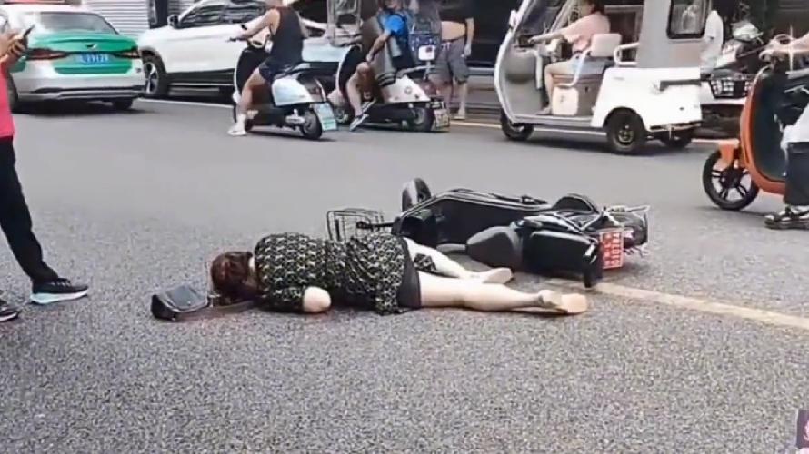 女子骑车摔倒在地，路人路过无人搀扶，真的是大家冷漠吗？乐山一名电动车女骑手