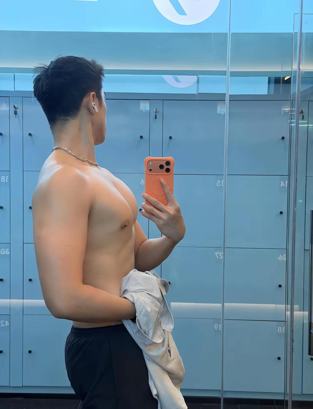 晒出你的本地生活帅的男人多，自律的男人少。外貌的帅一眼可见，但自律的帅藏得深。每