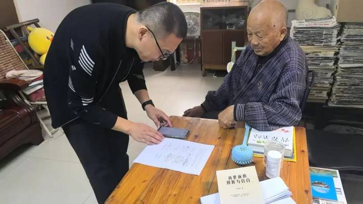 杭州90岁“镜面人”签下遗体捐献书: 不想再有人像我这样遭罪了