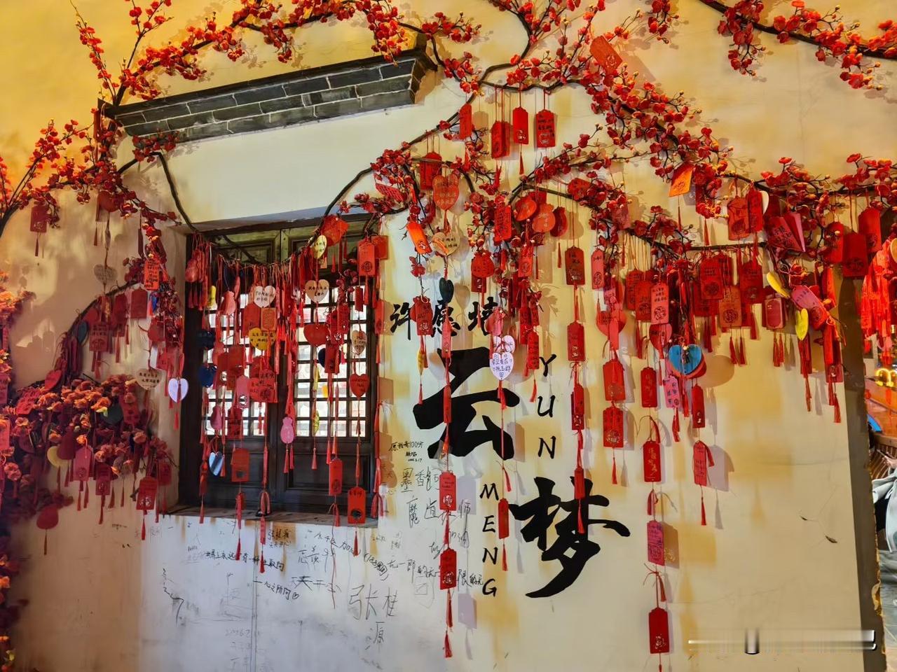 朋友们说祥云湾的夜景很美，大年初一夜游祥云湾，确实很美，秒杀全国很多古镇