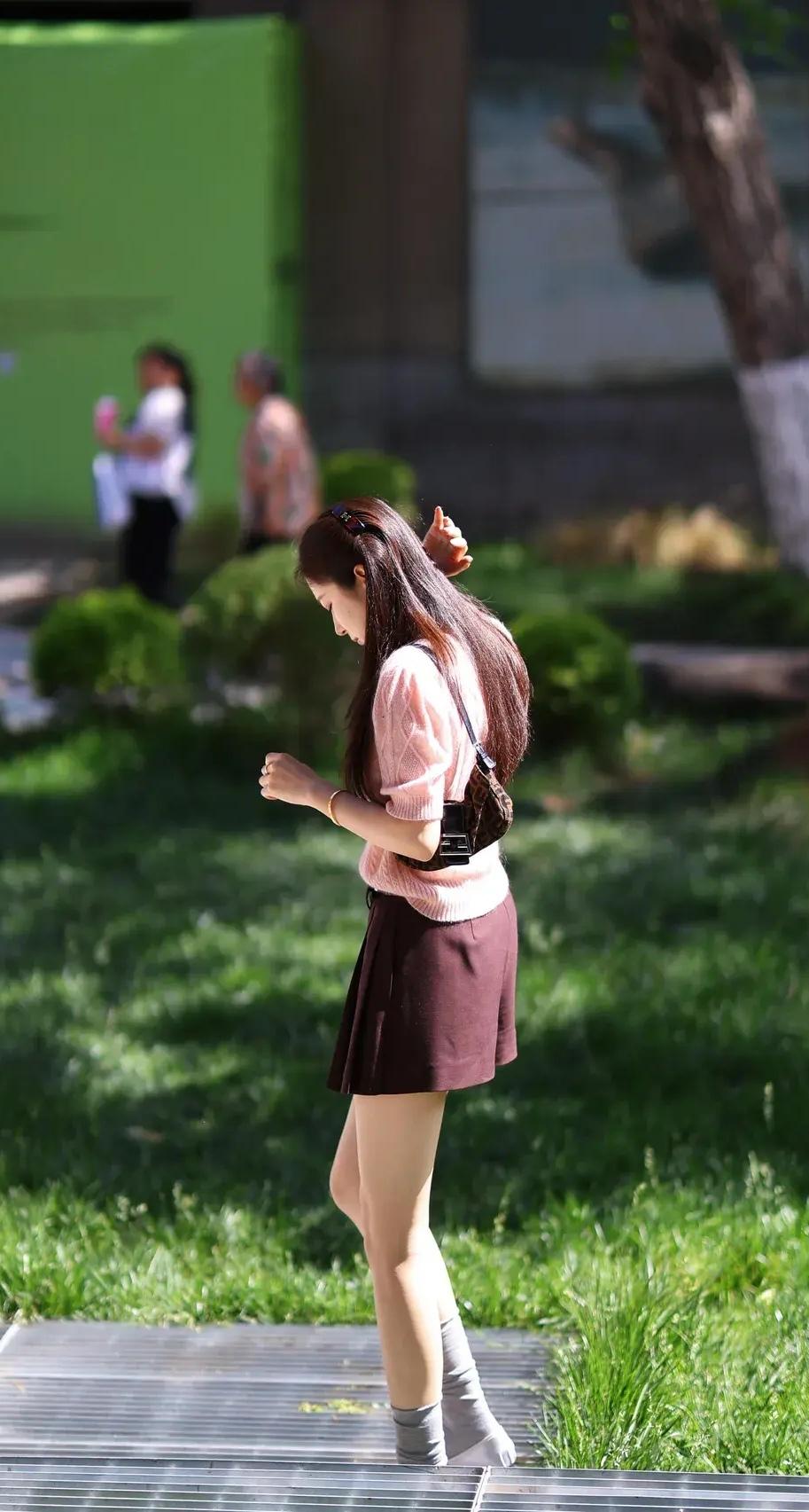 美不美看大腿，这位美女无论是颜值、长腿还是气质，绝对属一流！你见过腿最长的美女是