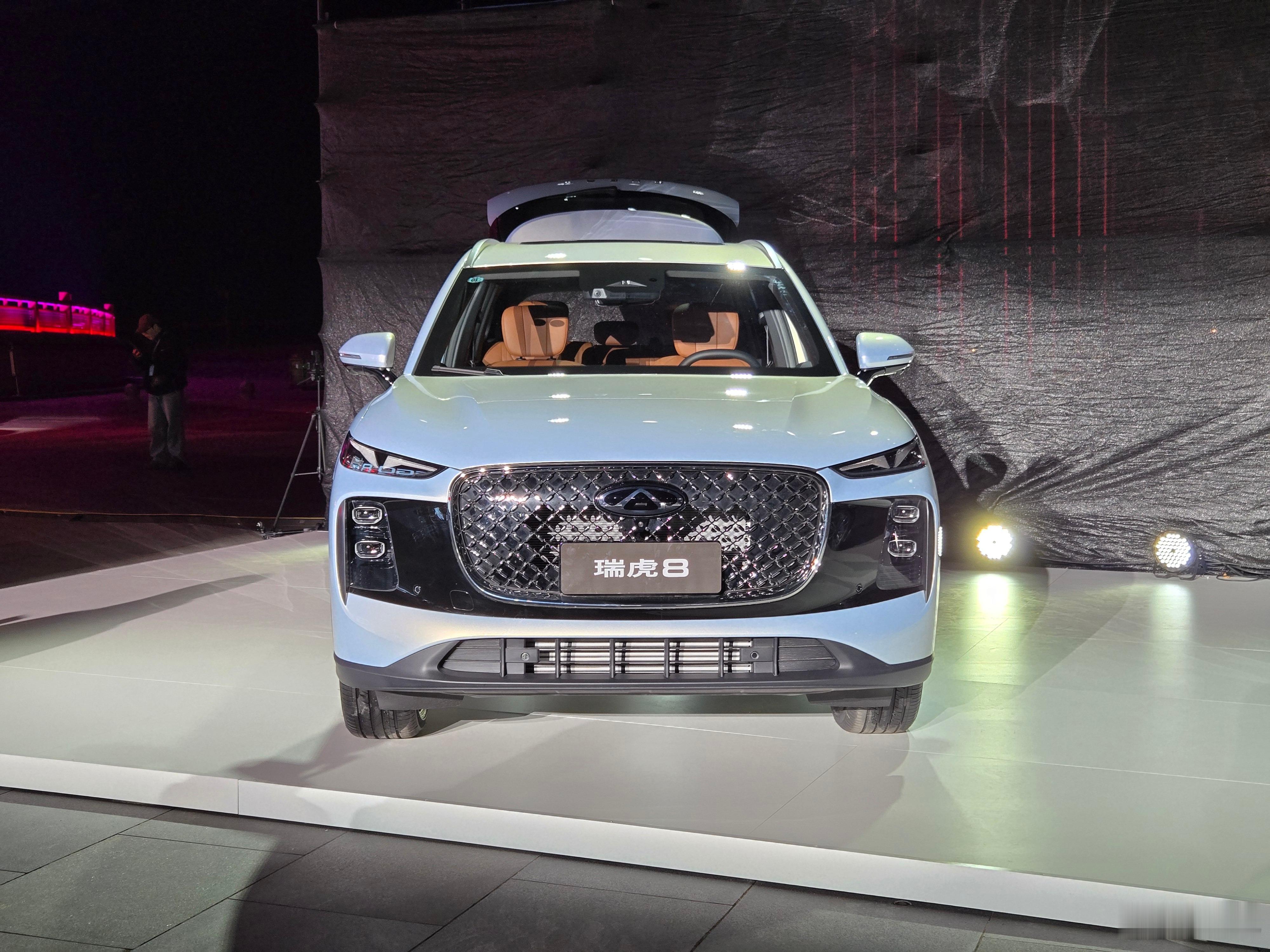 前些天在西藏试驾了奇瑞新一代的瑞虎8，一些产品的细节值得聊一聊。像是那颗1.6T