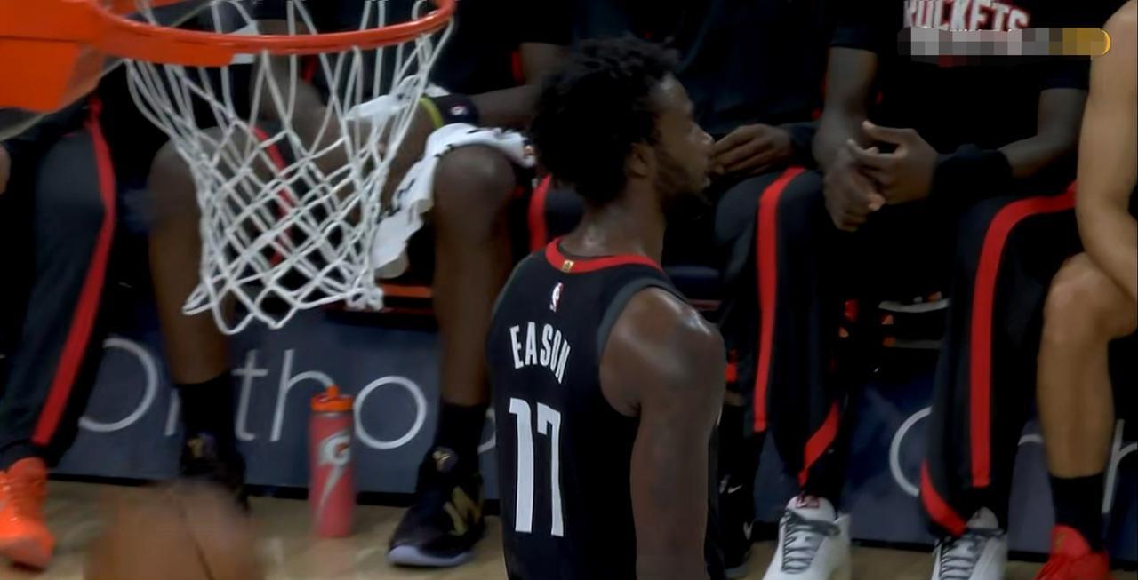 火箭新星伊森真是越来越讨人喜欢了！在今天火箭客场以124：109大胜灰熊的比赛中