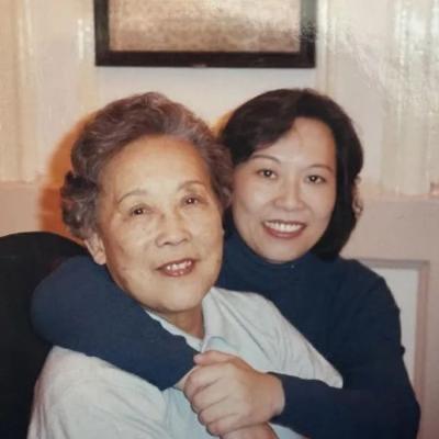 2001年，上海姑娘张玮掏空家底，倾尽个人全部积蓄给独居恩师买下一套养老房。谁料