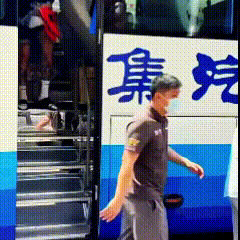 虚惊一场！广东外援奎因下大巴差点被车撞到，司机全责，没有靠边停靠，球员下车后正好
