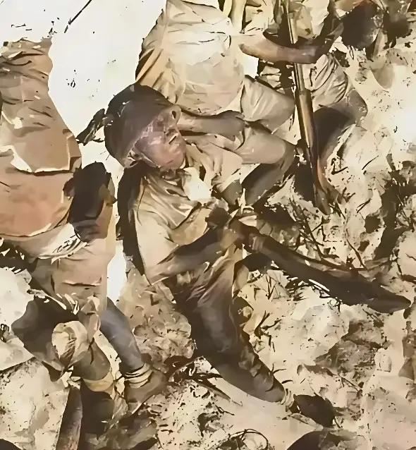 1945年2月的硫磺岛，那简直就是人间炼狱，火山灰遮天蔽日。硫磺岛战役号称“绞肉