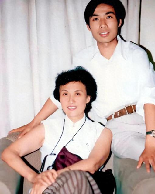 “赵丹妻子”黄宗英：一生结4次婚，17岁做寡妇，68岁再做新娘，命运把她往死里锤