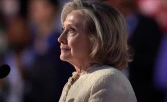 火力全开！希拉里当庭炮轰：没坐过爱泼斯坦飞机，要查就查特朗普 最近美国政坛又