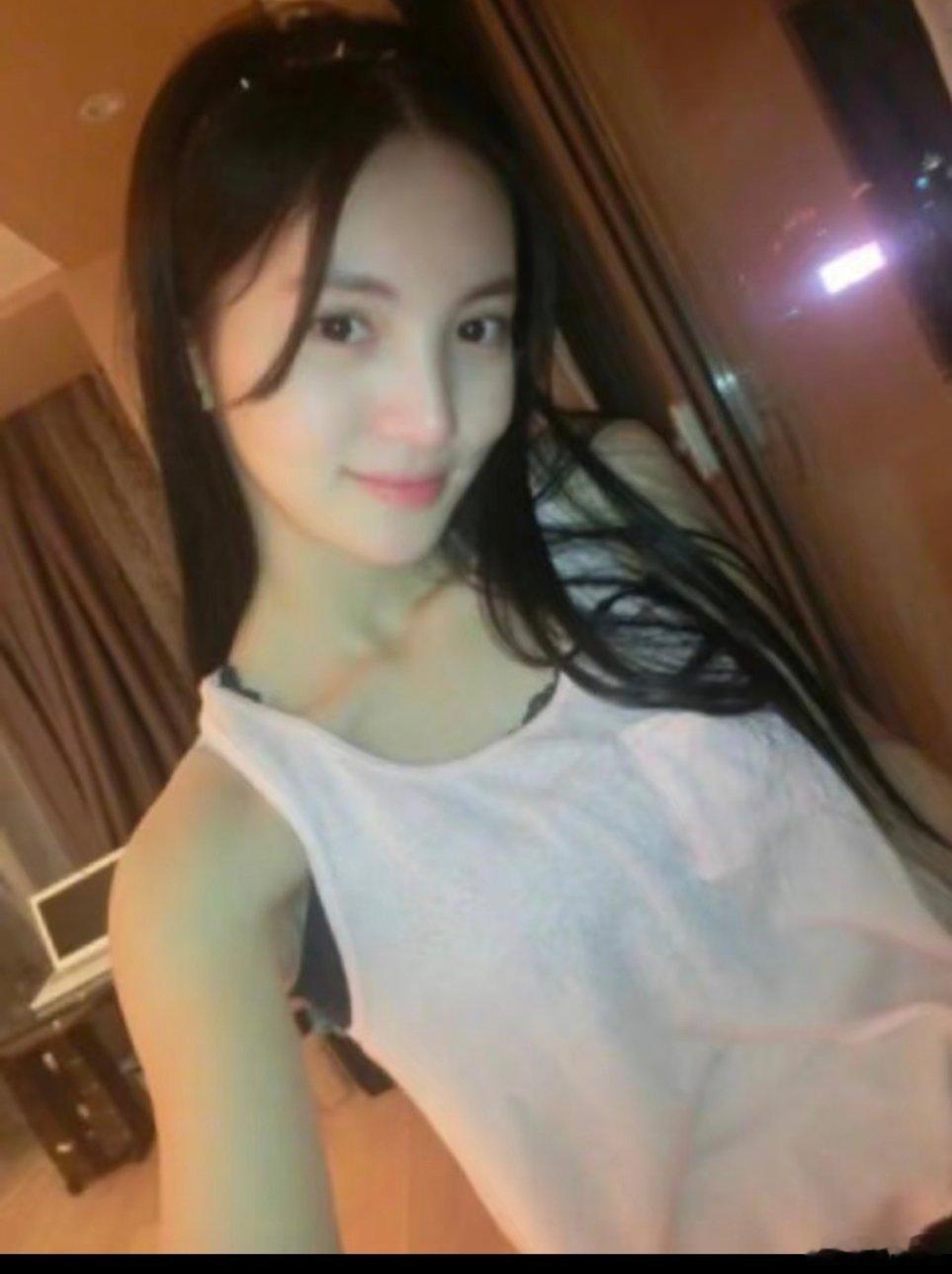 金晨早期其实挺好看的，还有个小虎牙。结果走上医美，就一直在变，这个脸和鼻子真的一