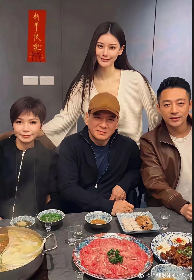 搜了一下马筱梅的爸爸才知道：什么样的家庭教育，养出什么样的孩子。马爸是台湾茶业大