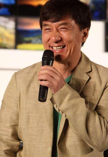 71岁的成龙上了热搜。不是丑闻，比丑闻更震撼。他坦然承认了自己有ADHD，说自己