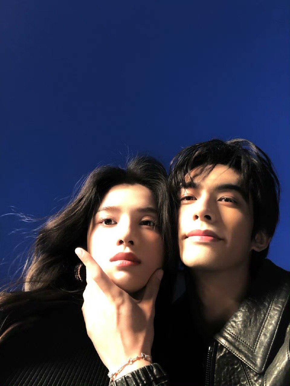 张婧仪看正片剪辑看哭了宋威龙看着张婧仪点点头看完剪辑忍不住落泪，转头遇上他安静颔