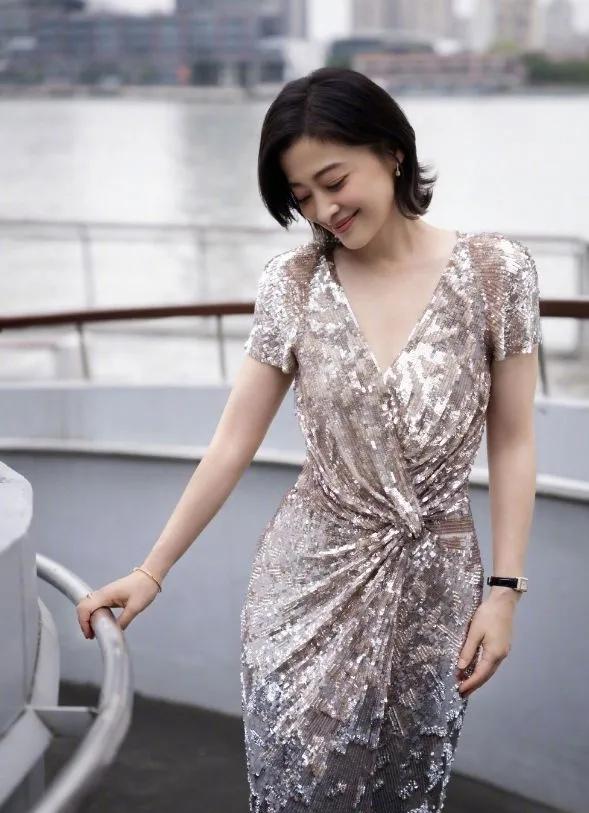 梅婷的亮片裙穿搭公式，成熟女性直接抄作业！✅V领扭结亮片裙：遮肉显瘦，凸显身