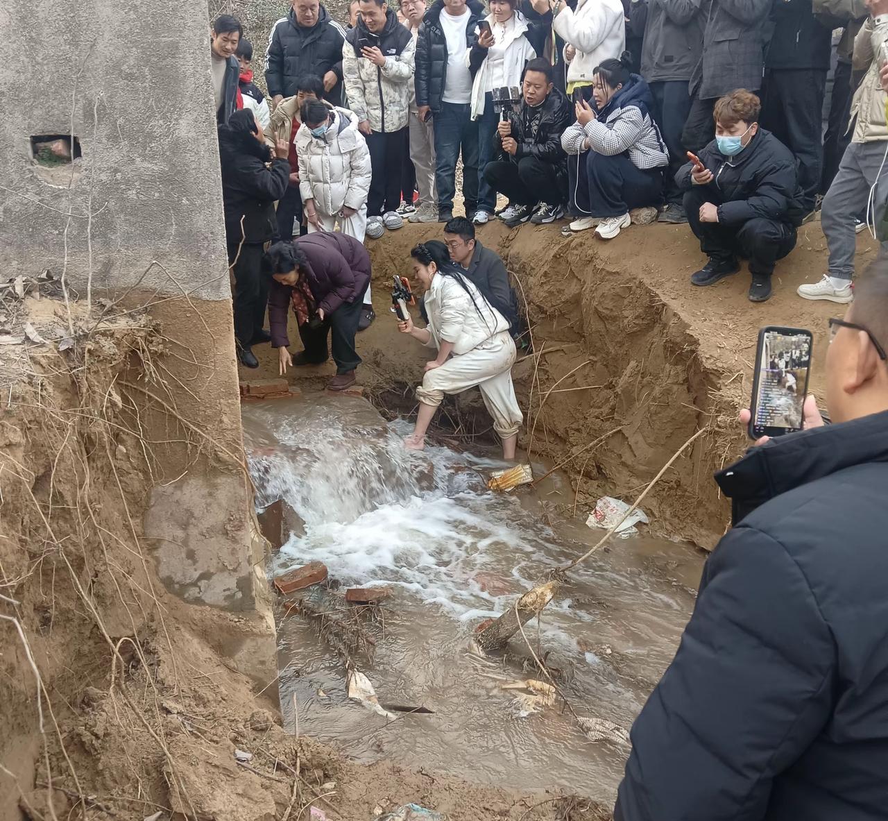 河南郑州。一干枯了30年的古井近日源源不断的向外冒出30多度的温泉水，引得四面八