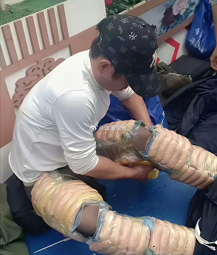 知道他在干啥不？他在向越南走私中国制的烤肠，走私一次能赚一百块钱！