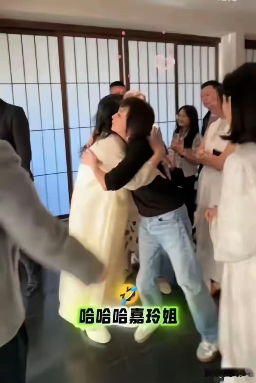 看到战兰跟刘嘉玲的拥抱照片突然想替马筱梅狠狠拍下大腿怎么就不知道好好孝顺婆