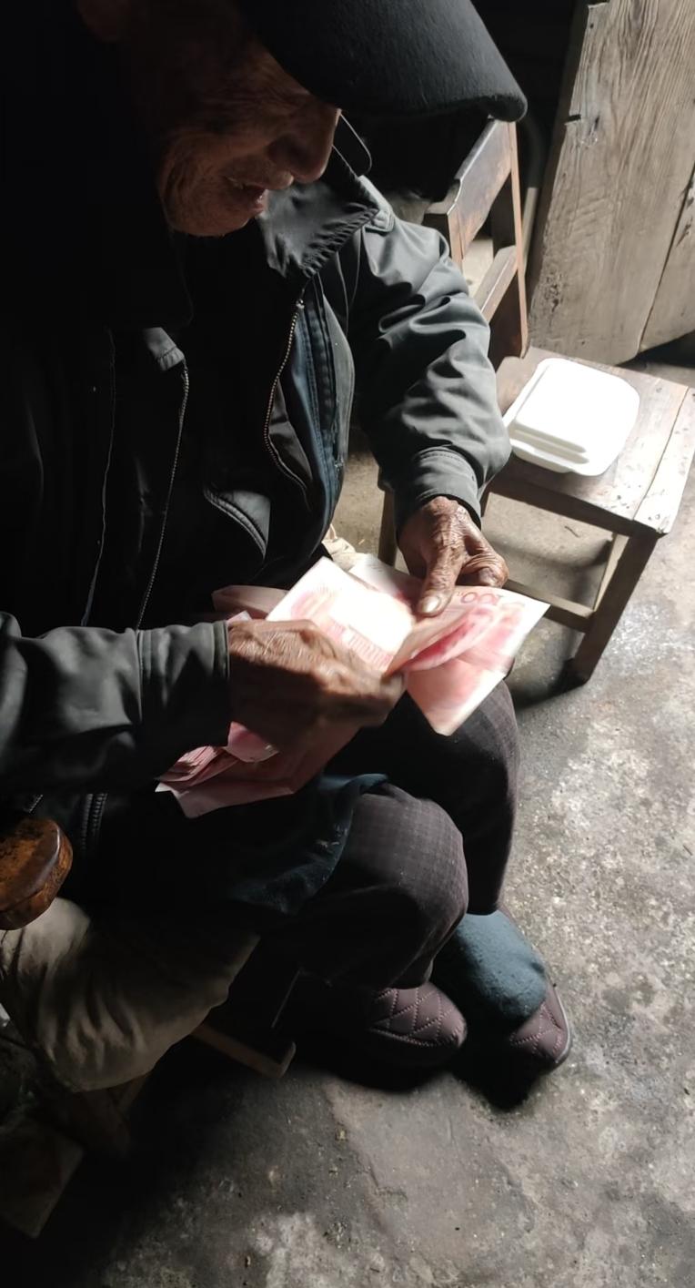 快70岁的公公知道我要回娘家，硬塞给我200块让我给我妈买礼，我推了好几次都没推