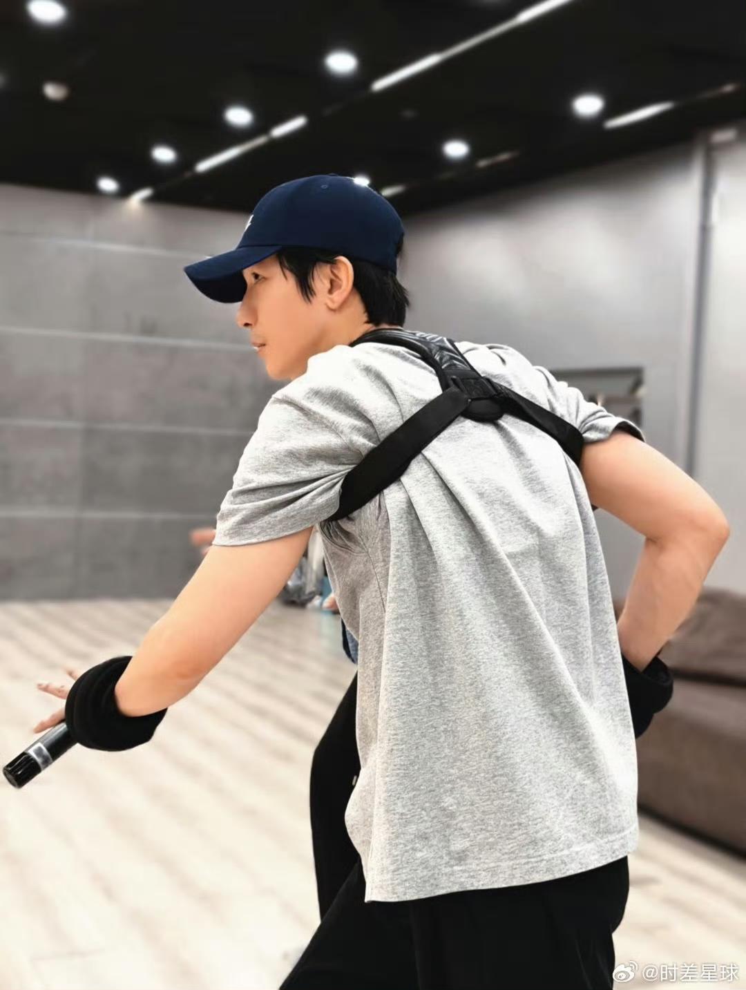 陈楚生2026荒芜之境巡演排练照来了。这是非常新鲜的排练照，可以看出来他又在练