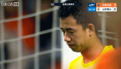 鲍亚雄的眼皮都破了！谢文能不收脚直接蹬向鲍亚雄的动作太糟糕了，这是鲁莽，更是情绪