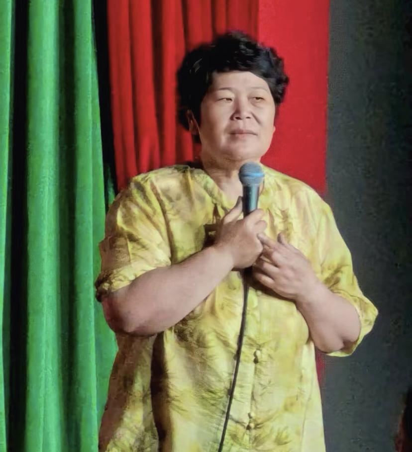房主任塌房，其实早就被人预料到了！去年那个在脱口秀舞台上用山东口音讲半生