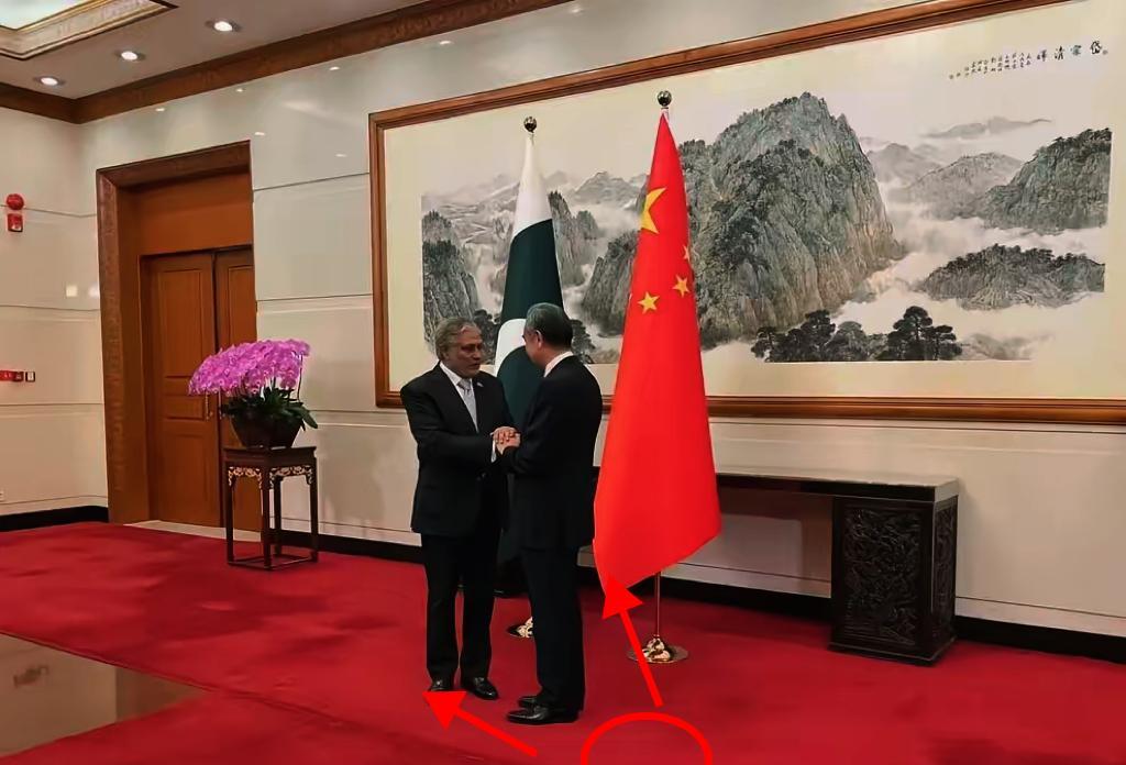 “巴基斯坦外长比拉瓦尔这波访华，直接把‘中巴友谊’玩成了‘真人秀’——刚打完胜仗