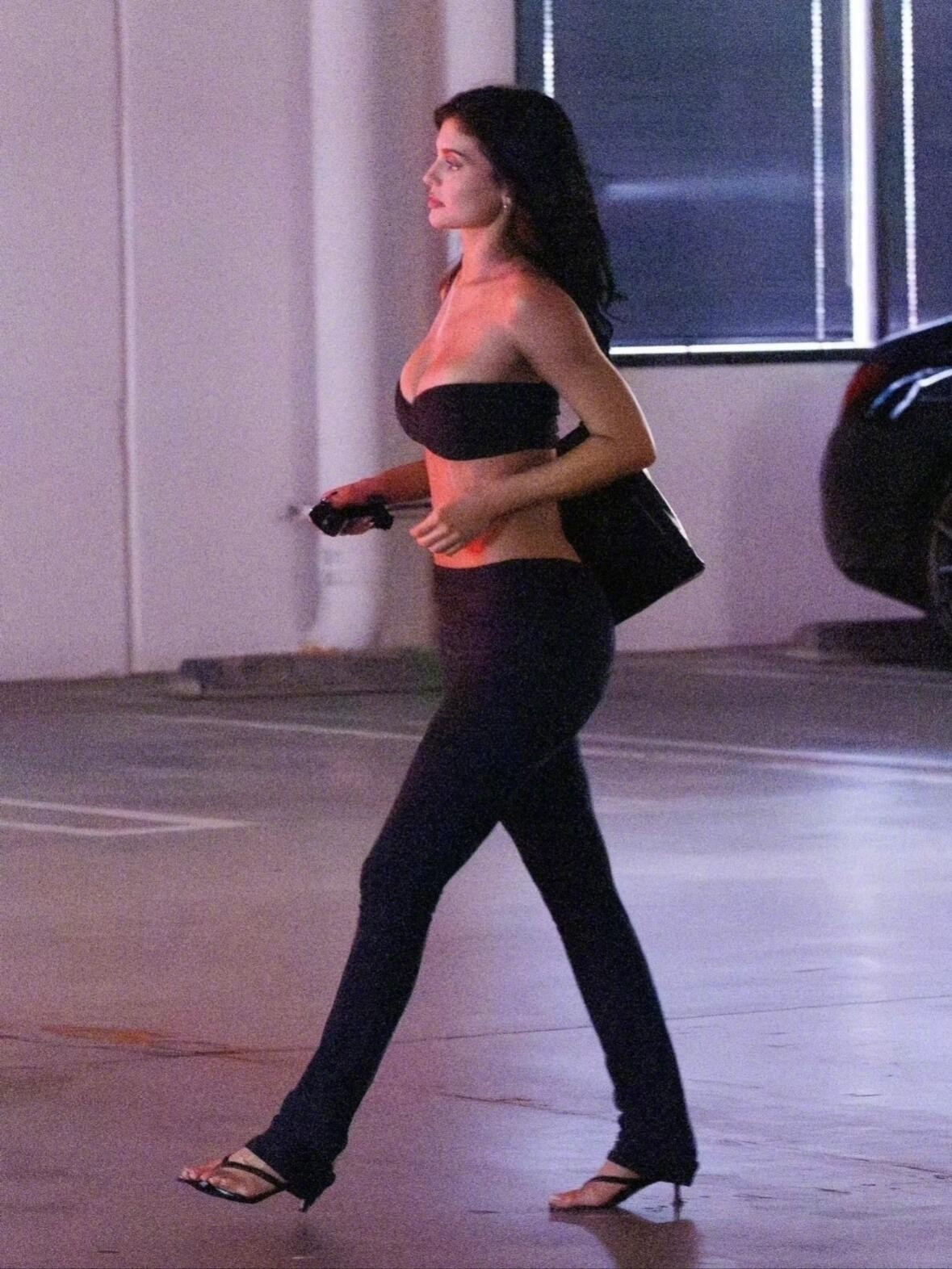凯莉KylieJenner在洛杉矶离开办公室被拍，她现在的身材就是穿的越少越