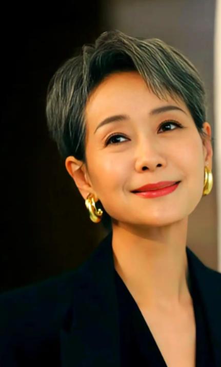 叶童回应亲哥哥李中宁当保安。叶童说，我知道他现在在香港当保安，收入很低，但我不会