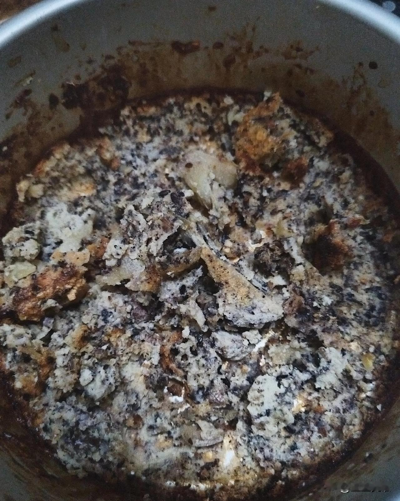 闺女回来吃了几口燕麦蛋糕，说味道还行[捂脸哭]图一，我做的，图二，某音视频博主做