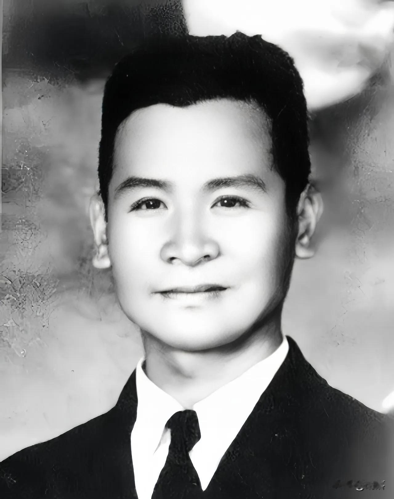 1951年的上海审讯室，白炽灯的光刺得人睁不开眼。一名国民党特务在连日审讯下精神