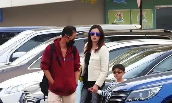 2008年，女富婆陈坚红迷上了王志文，她抛出一个无法拒绝的条件，“我五亿身家，年