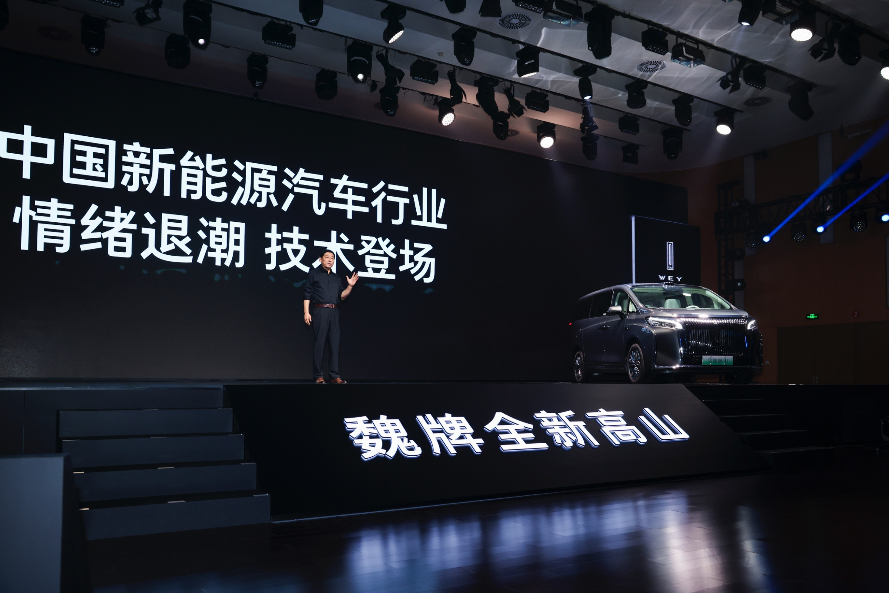 该说不说，MPV这种车型追求的就是各种层面的舒服，大家开出去，坐一坐、躺一躺就