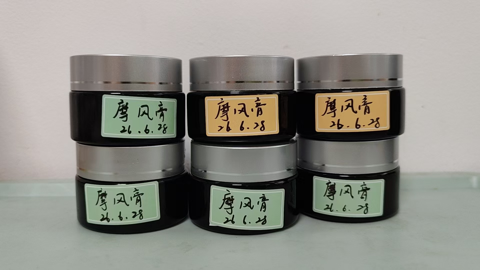 产品上新｜摩风膏【主治】面游风(脂溢性皮炎、皮肤风热瘙痒、破烂见血等)。【功能】