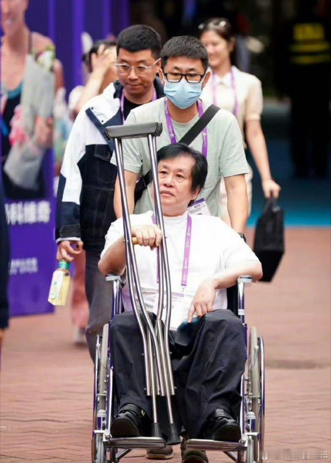 郑智化连滚带爬进飞机残疾人群体本就弱势，缺少社会关注度如果不是郑智化发声，残疾人