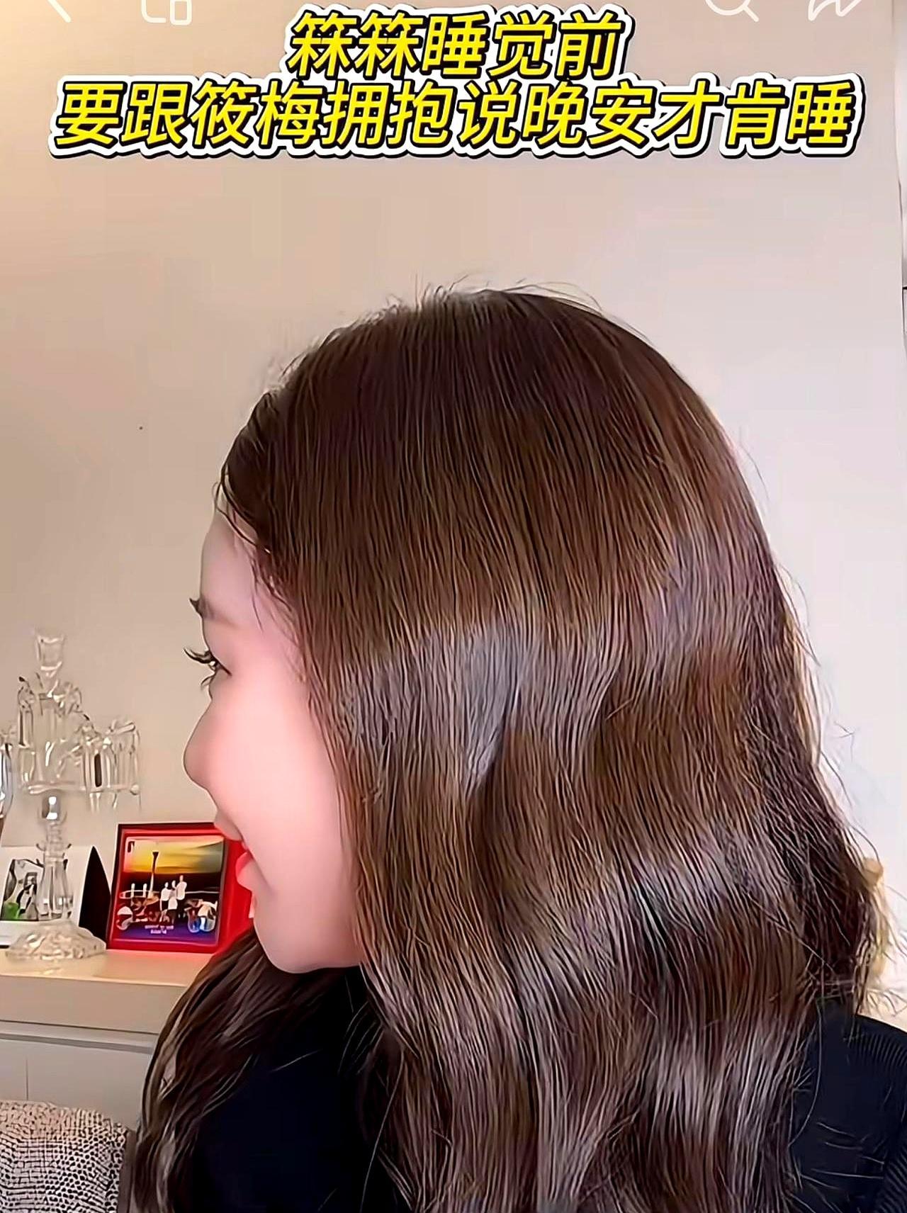 深夜直播，保姆突然闯入：汪小菲儿子不抱她不肯睡。马筱梅把手机往沙发一扔，光