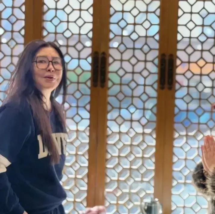 58岁王祖贤胖到认不出！照片一出，朋友圈炸锅。宽松卫衣、发尾打结、脸圆了一