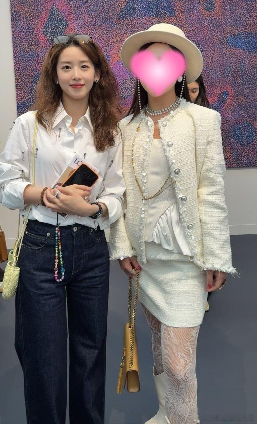 网友和章泽天合照章泽天手机链网友po出伦敦艺术展和章泽天的合照，珠饰衬衫搭配阔