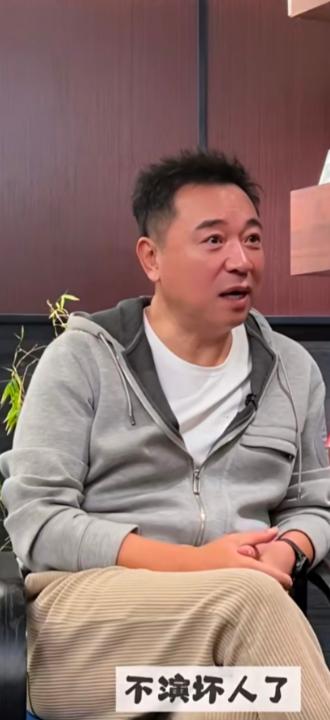 演员张晞临说：“有次我拍完戏回到家，我俩儿子还没睡，我说儿子，怎么还不睡觉啊，明