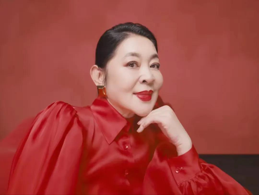 66岁倪萍现身母亲节广告拍摄，本应传递温情，却因状态引热议。镜头下她苹果肌高耸、